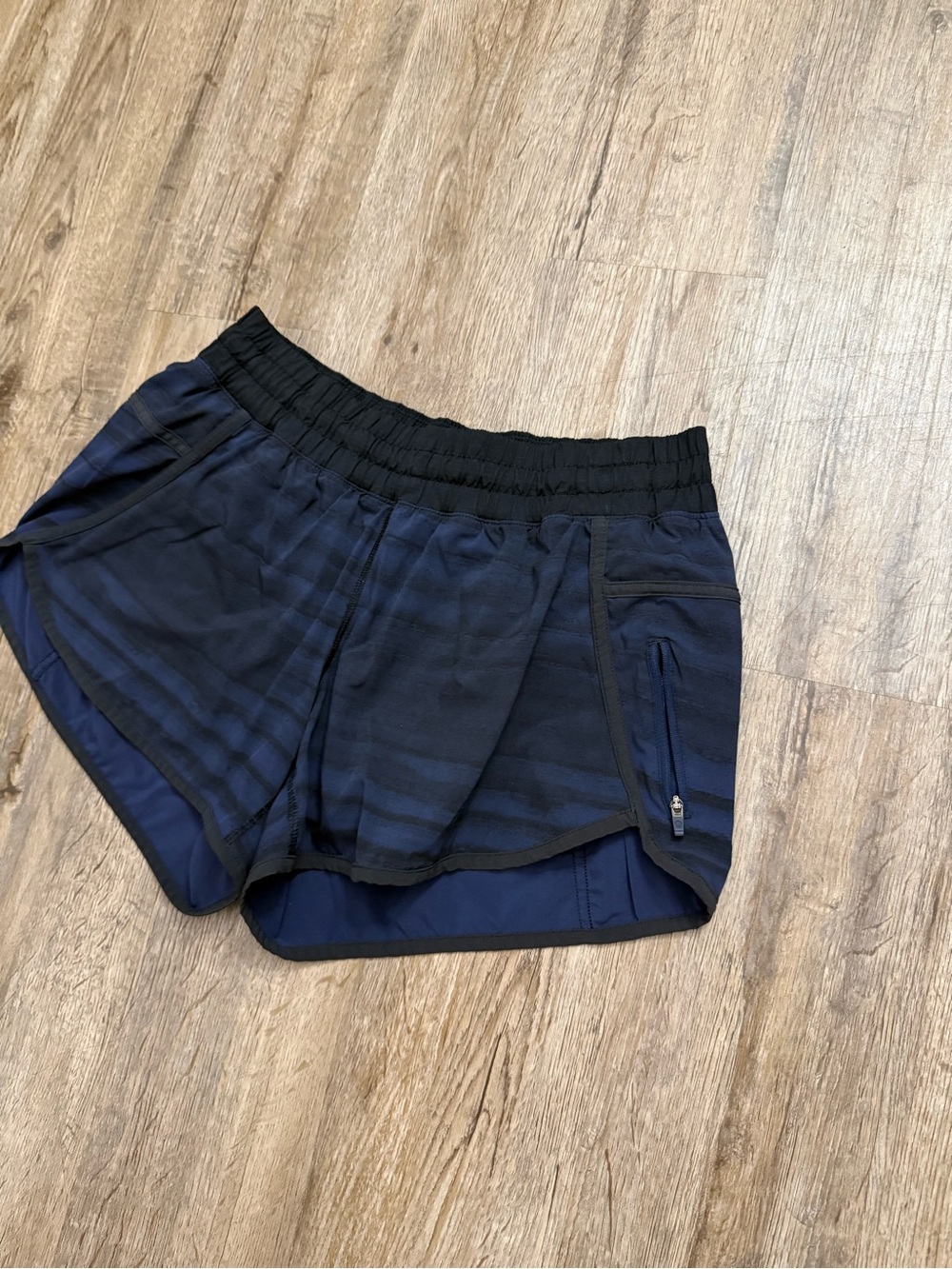 Lululemon • Tracker Shorts size 12 - Picture 3 of 13